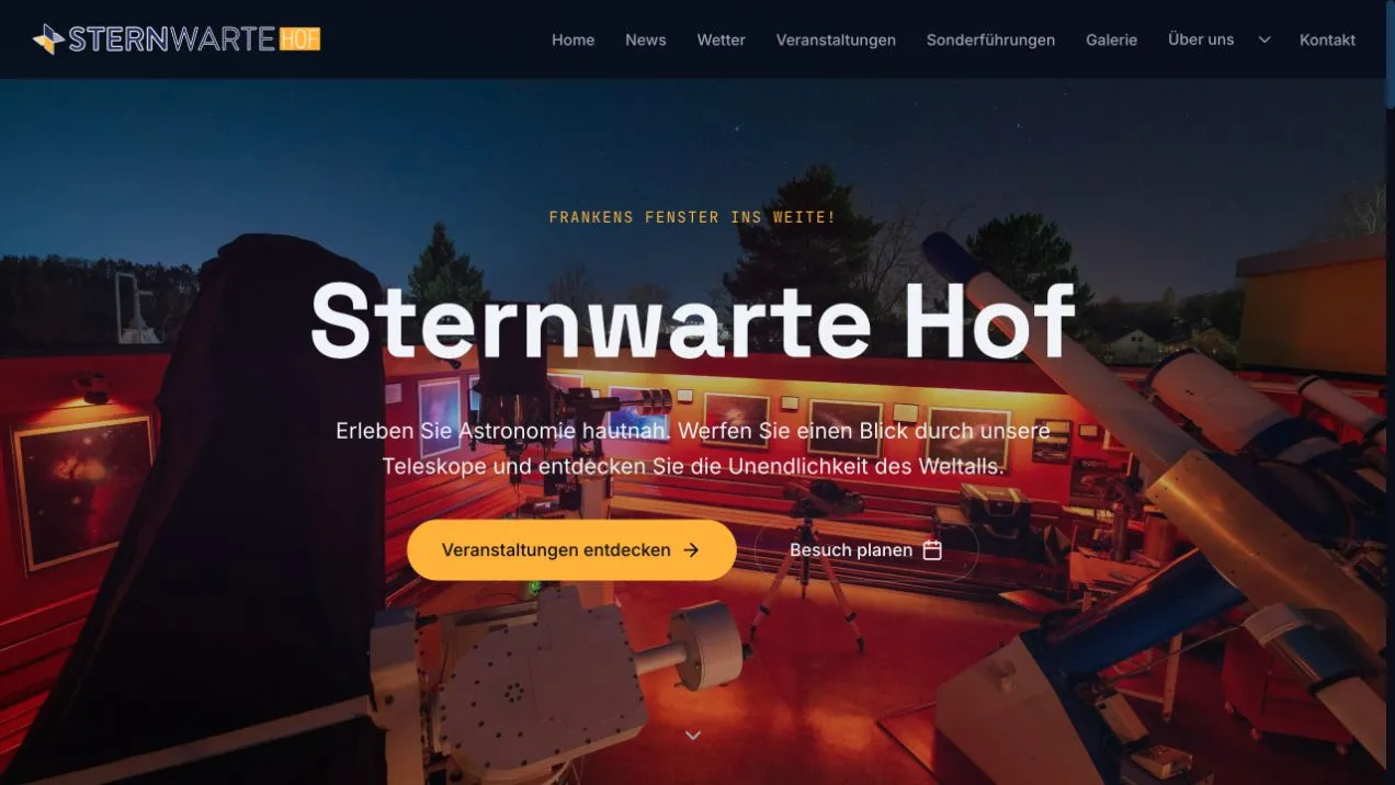 Startseite der Sternwarte Hof mit Teleskopen bei Nacht